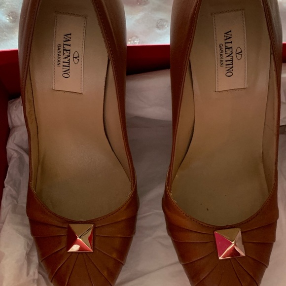 Valentino Garavani Ruspoli Camel pumps - Picture 8 of 8